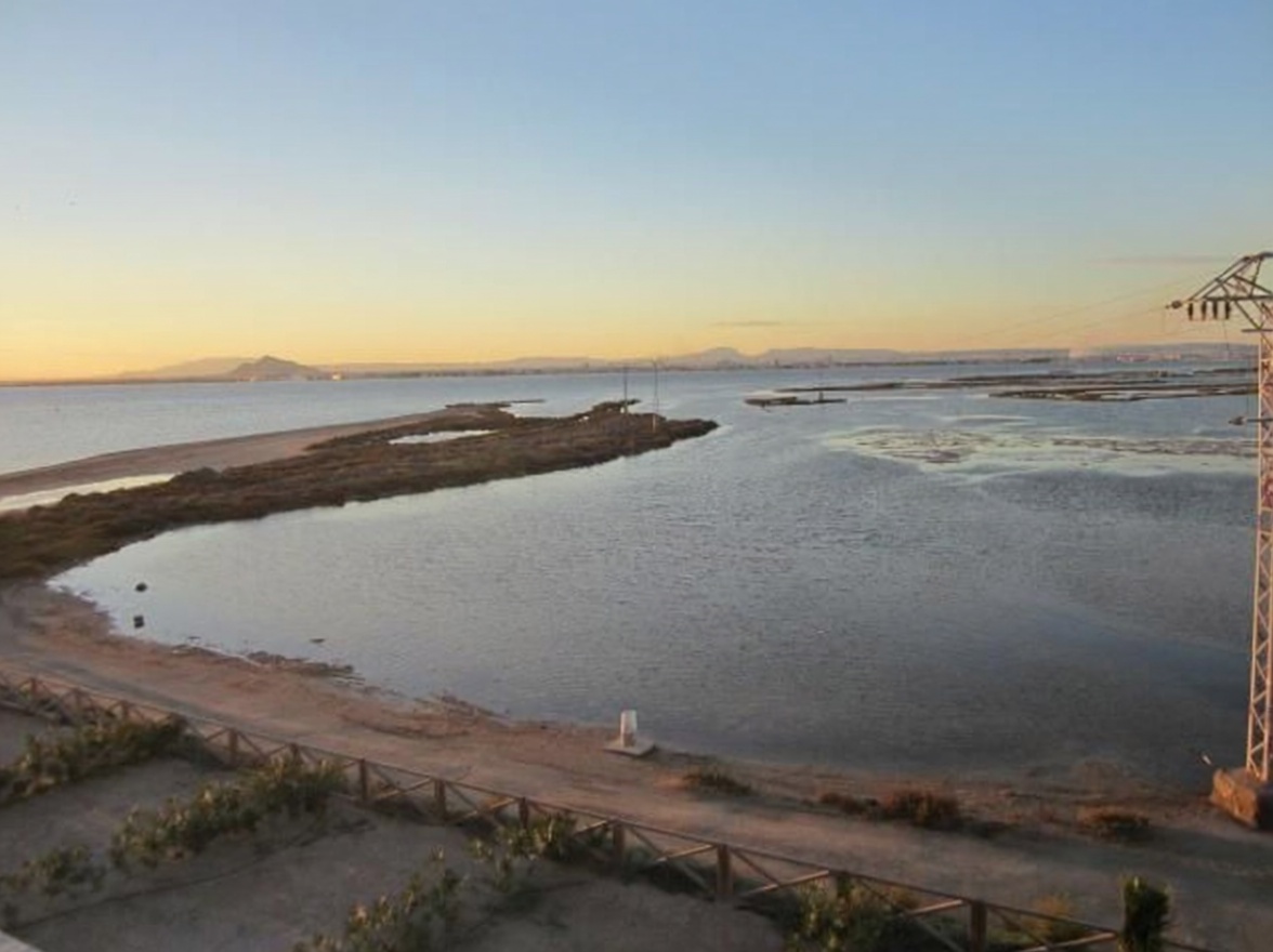 Piso en primera línea de playa en La Manga del Mar Menor — Salón
