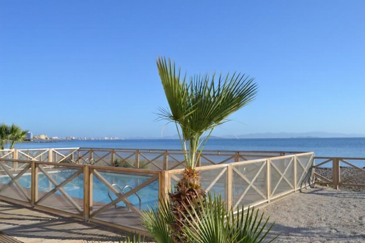 Piso en primera línea de playa en La Manga del Mar Menor — Cocina