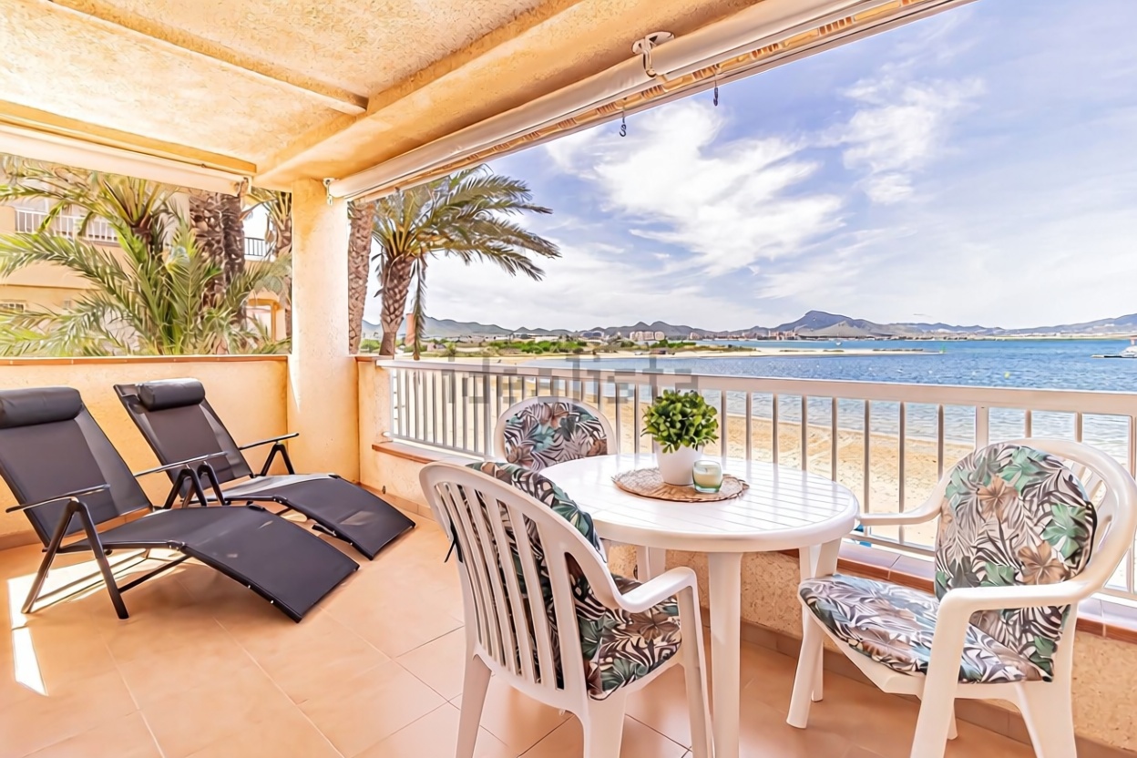 Piso en primera línea de playa en La Manga del Mar Menor