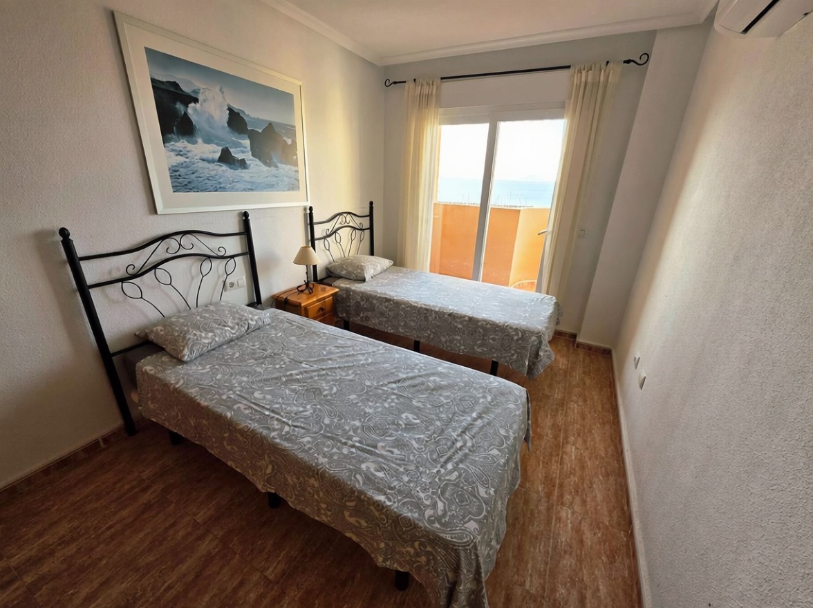 Piso en primera línea de playa en La Manga del Mar Menor — Dormitorio