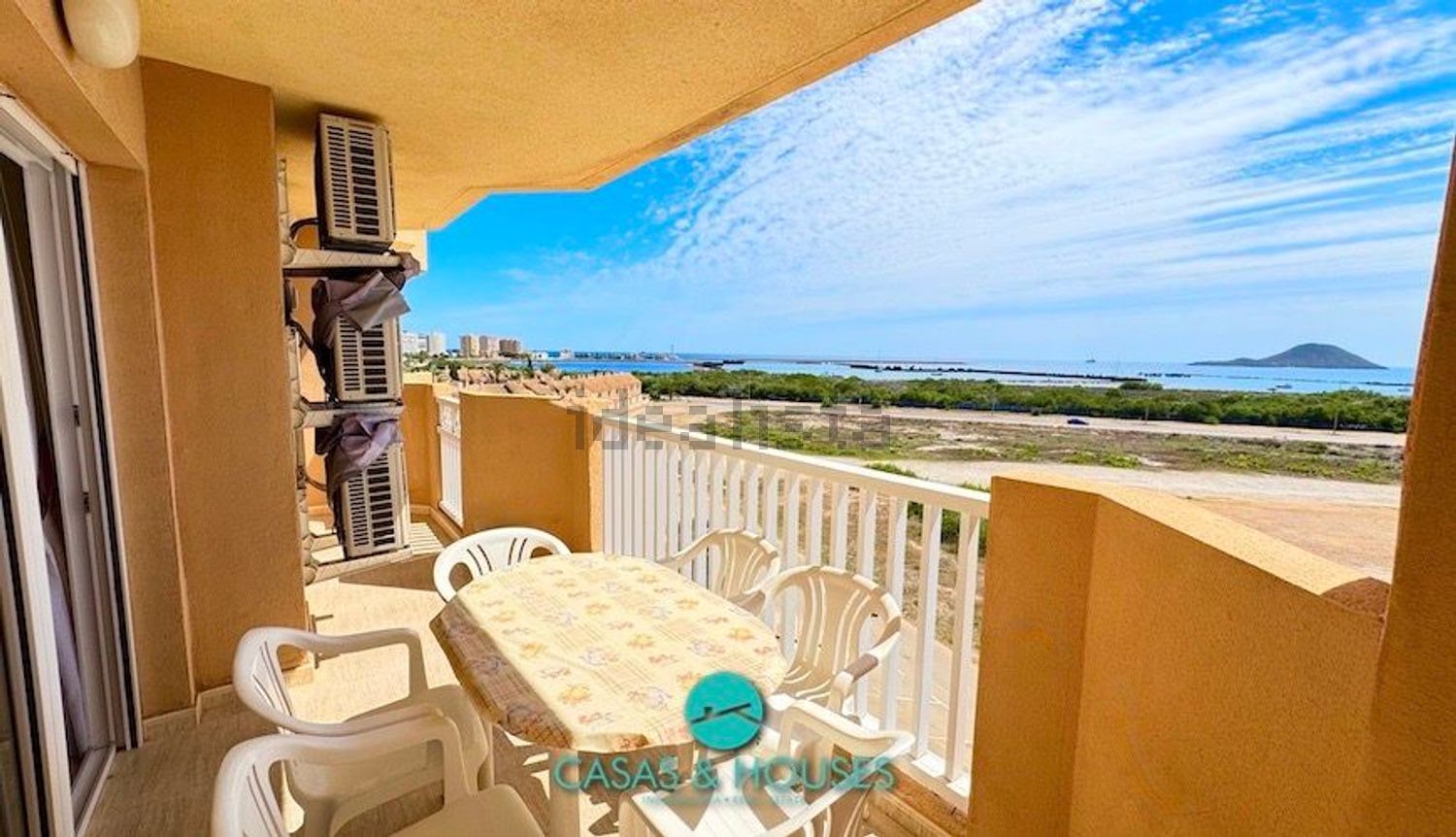 Piso en venta en primera línea de playa en La Manga del Mar Menor