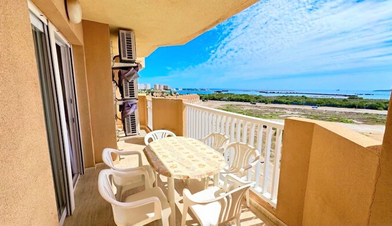 Beachfront flat in La Manga del Mar Menor