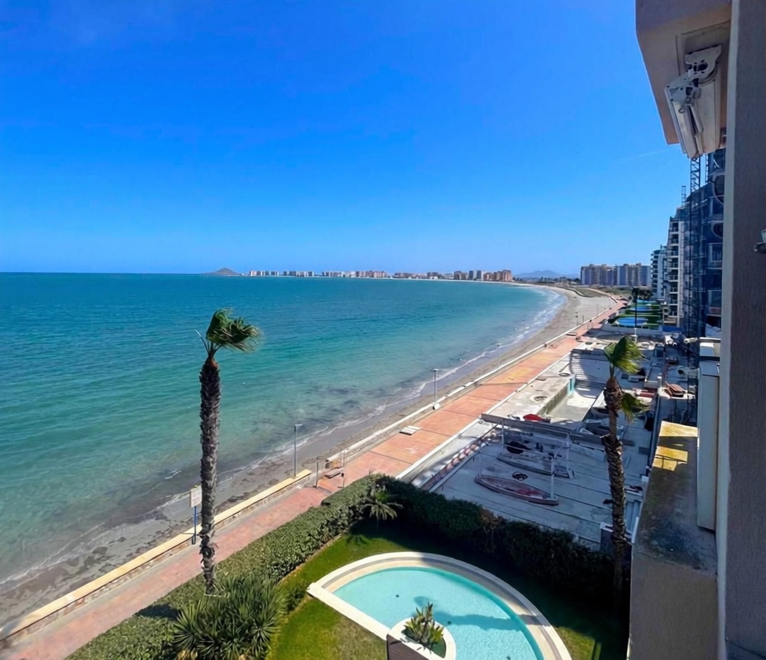 Piso en primera línea de playa en La Manga del Mar Menor — Vista mar