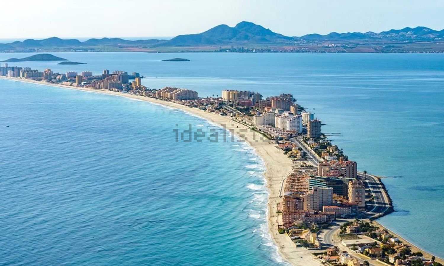 Ático en venta en primera línea de mar en La Manga del Mar Menor