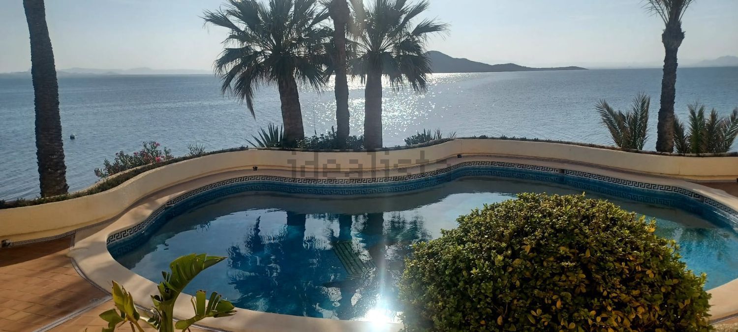 Piso en primera línea de playa en La Manga del Mar Menor — Piscina