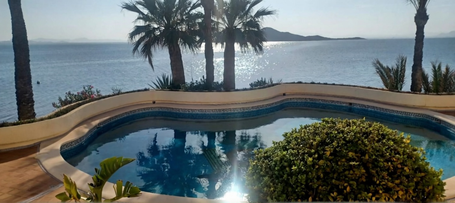 Piso en primera línea de playa en La Manga del Mar Menor — Piscina