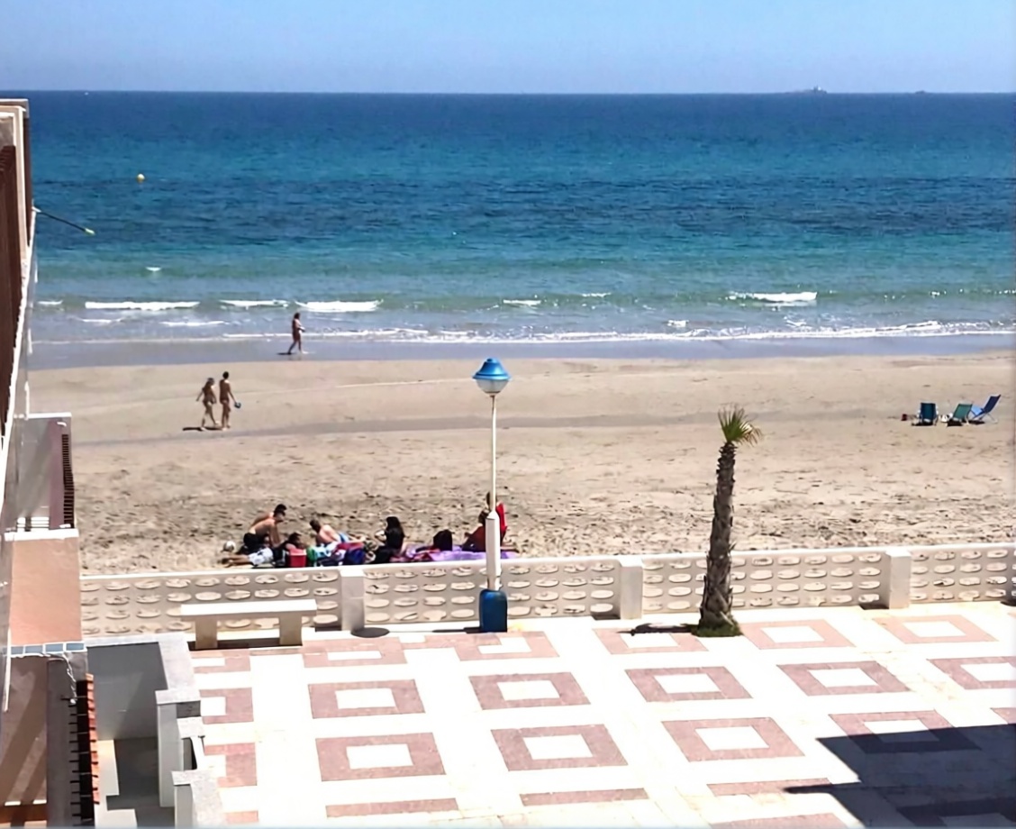 Piso en primera línea de playa en La Manga del Mar Menor — Vista mar