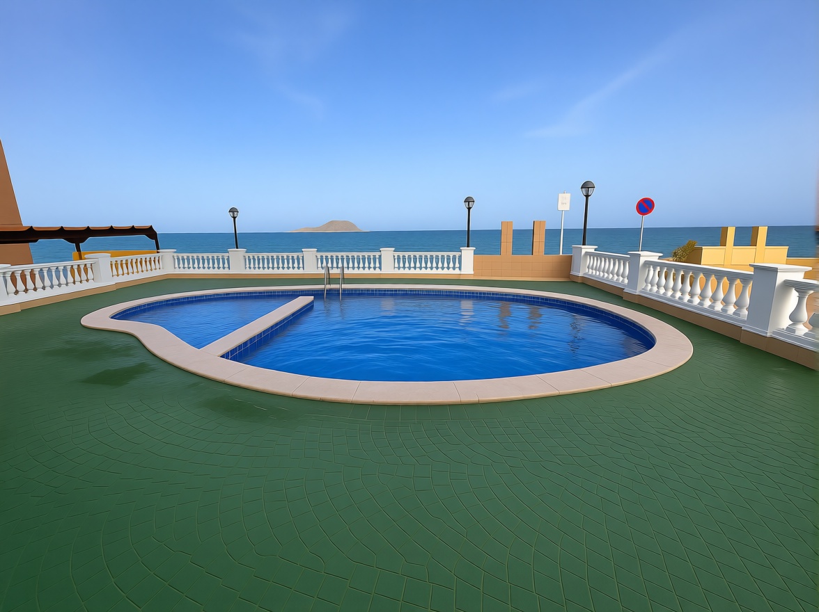 Piso en primera línea de playa en La Manga del Mar Menor — Piscina