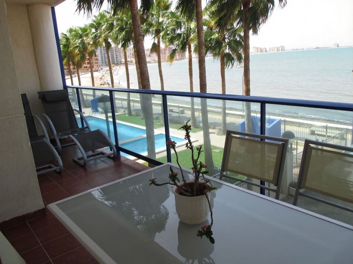 Piso en primera línea de playa en La Manga del Mar Menor — Terraza mar