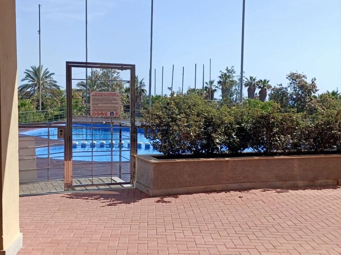 Apartamento em primeira linha de praia em La Manga del Mar Menor — Piscina