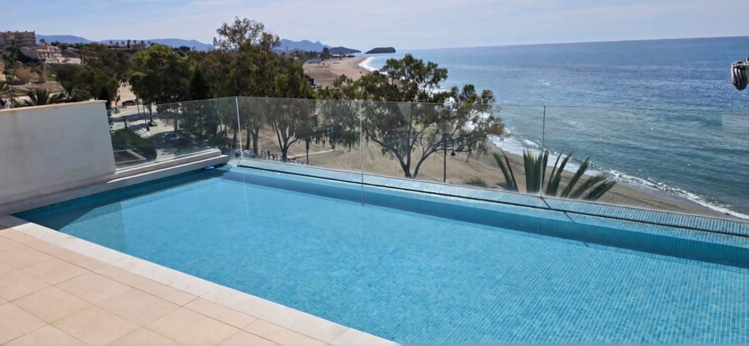 Chalet con acceso directo a playa en Mazarrón — Piscina