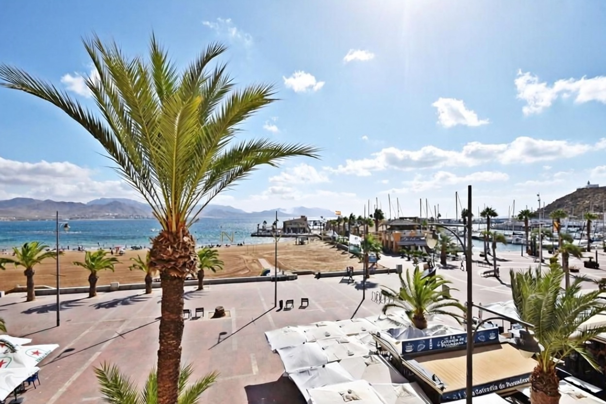 Beachfront flat in Mazarrón — Sea view