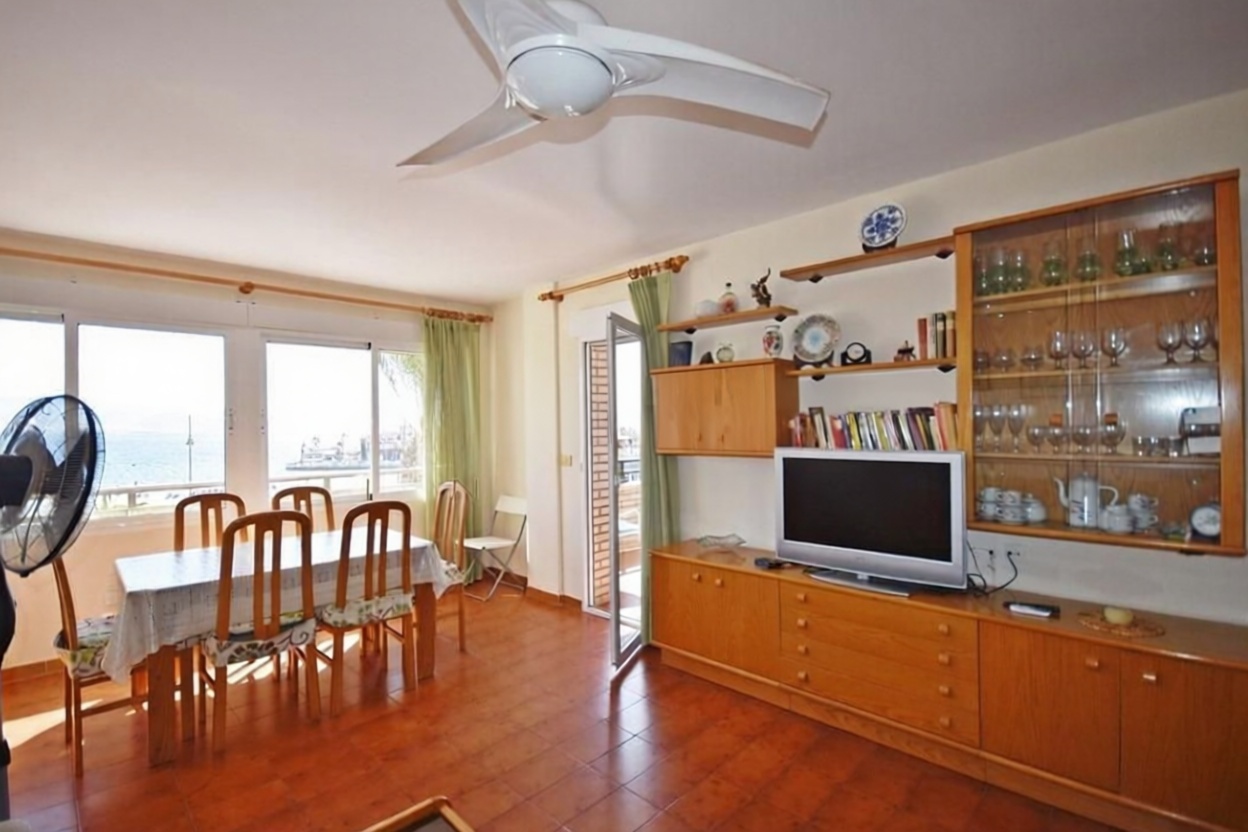 Beachfront flat in Mazarrón — Living room