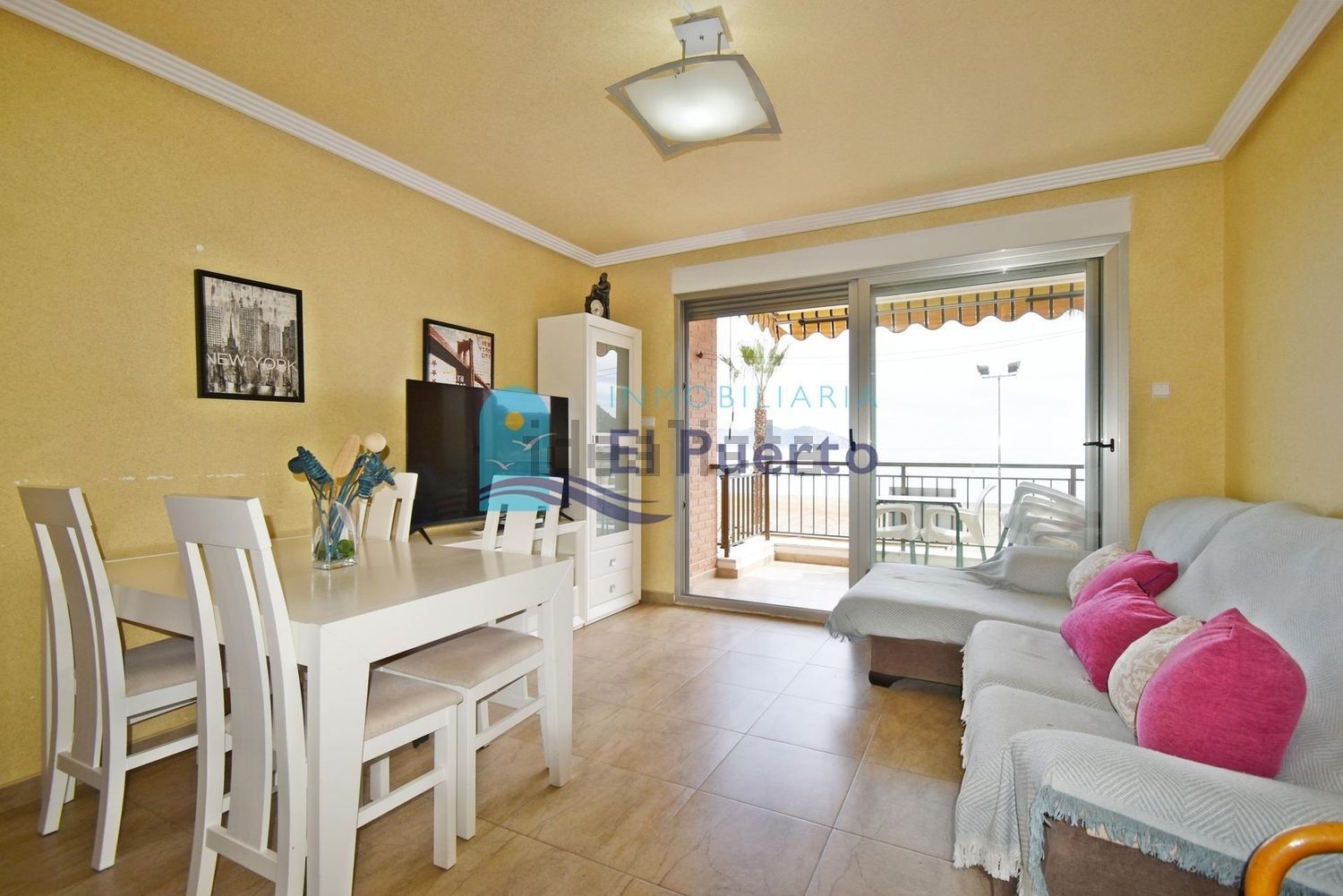 Beachfront flat in Mazarrón — Living room