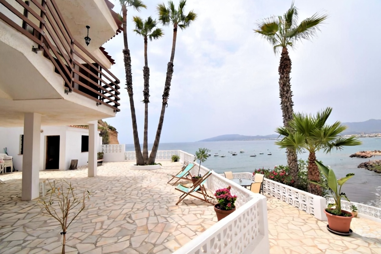 Chalet con acceso directo a playa en San Juan de los Terreros