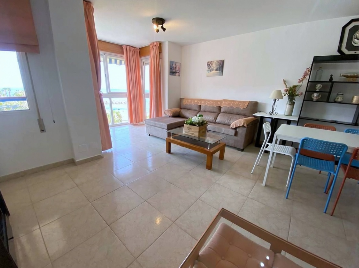 Beachfront flat in Águilas — Living room
