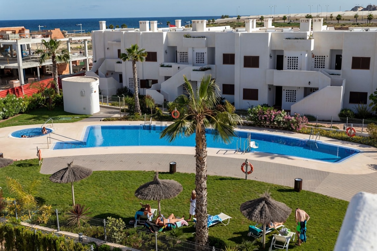 Piso en primera línea de playa en San Juan de los Terreros — Piscina