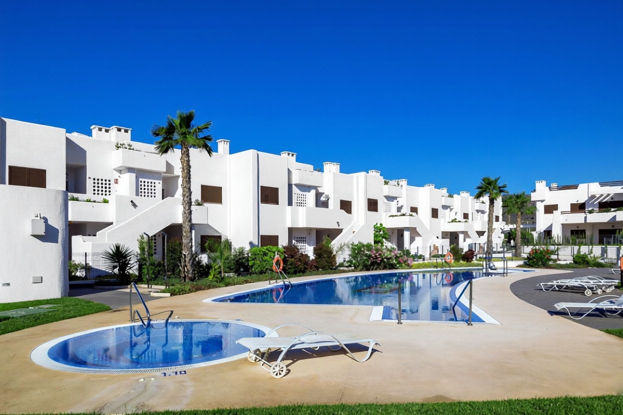 Piso en primera línea de playa en San Juan de los Terreros — Piscina