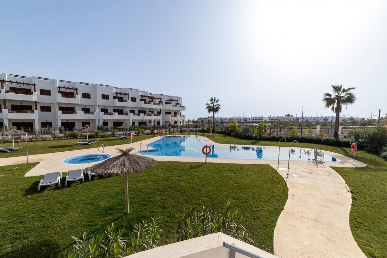 Piso en primera línea de playa en San Juan de los Terreros — Piscina