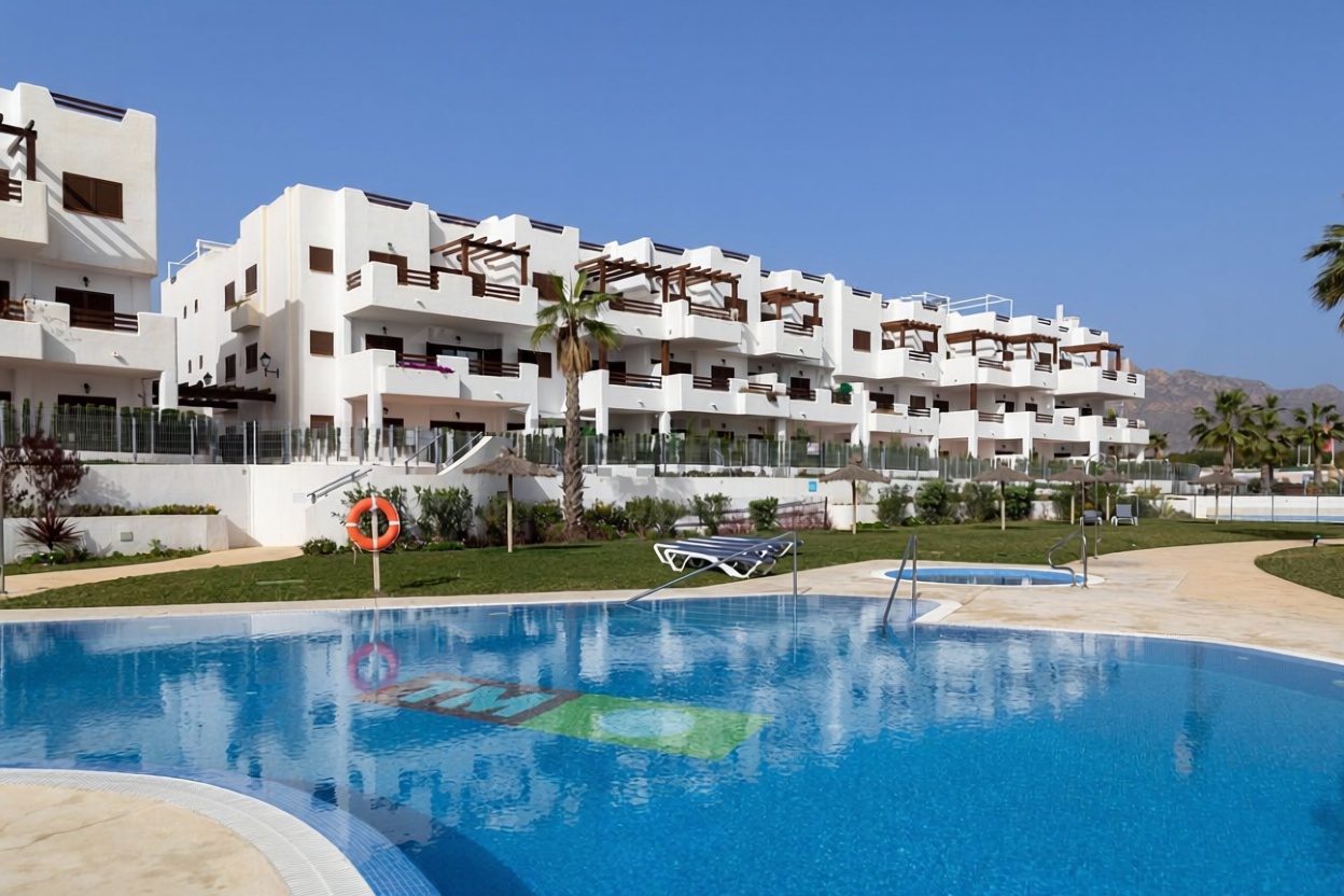 Piso en primera línea de playa en San Juan de los Terreros — Piscina