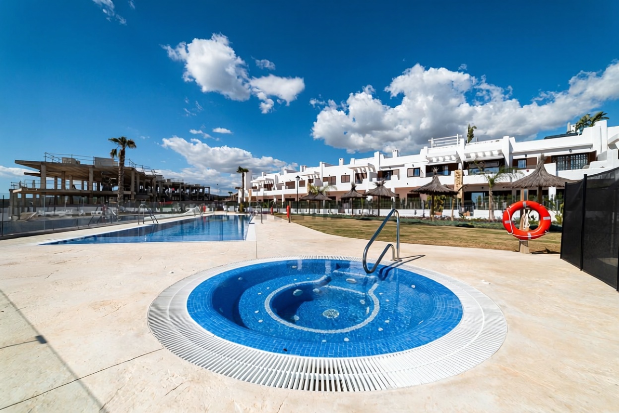 Piso en primera línea de playa en San Juan de los Terreros — Piscina