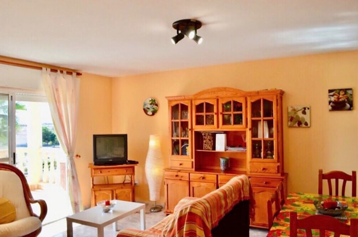 Chalet con acceso directo a playa en San Juan de los Terreros — Salón