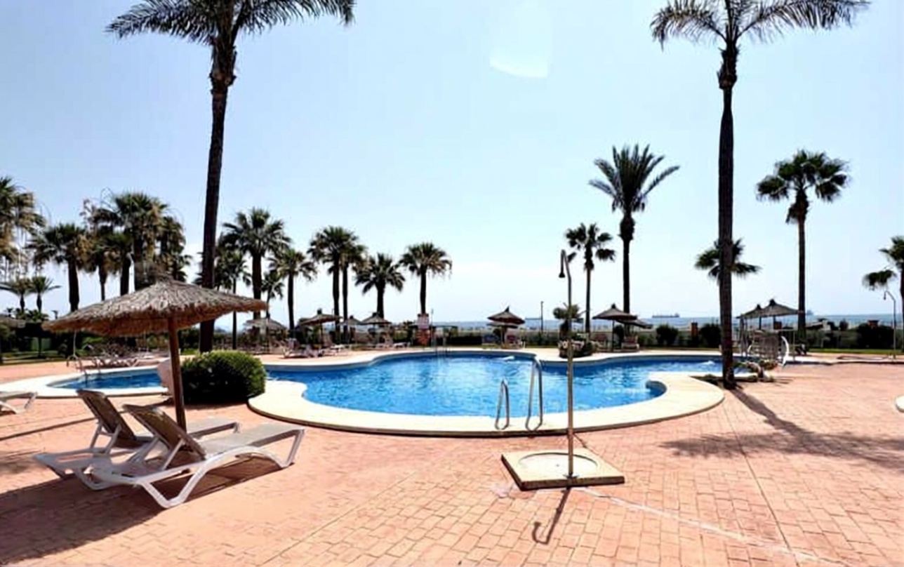 Appartement en première ligne de plage à Vera — Piscine
