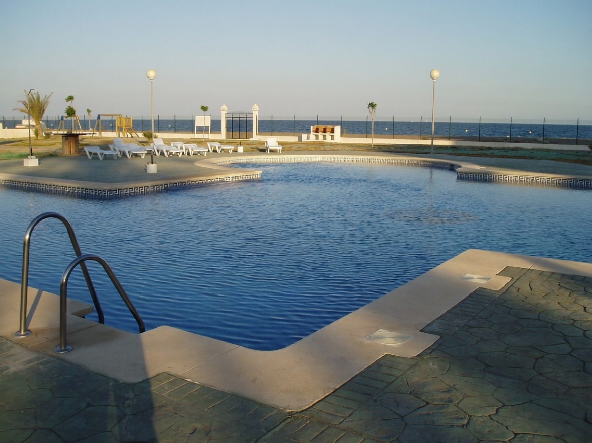 Duplex en première ligne de plage à Vera — Piscine