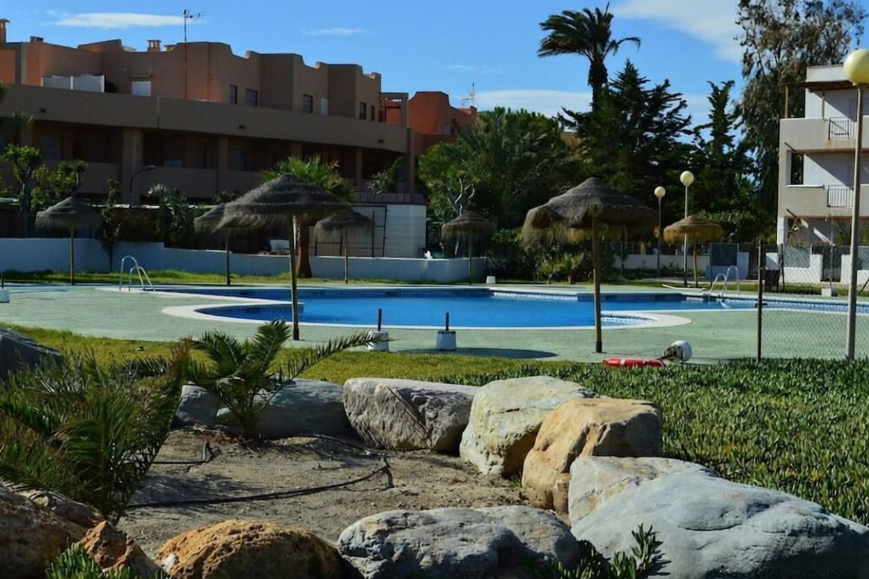 Appartement en première ligne de plage à Vera — Piscine