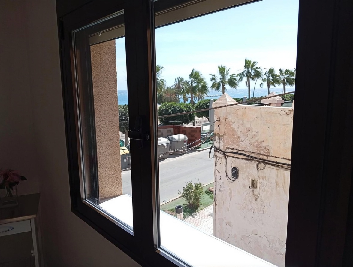 Beachfront flat in Garrucha — Bathroom