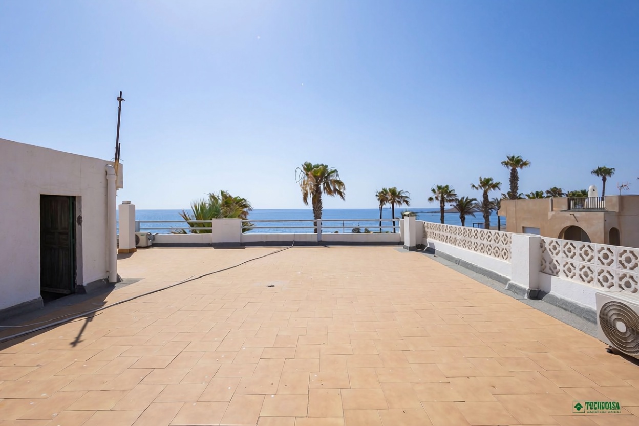 Chalet con acceso directo a playa en Carboneras