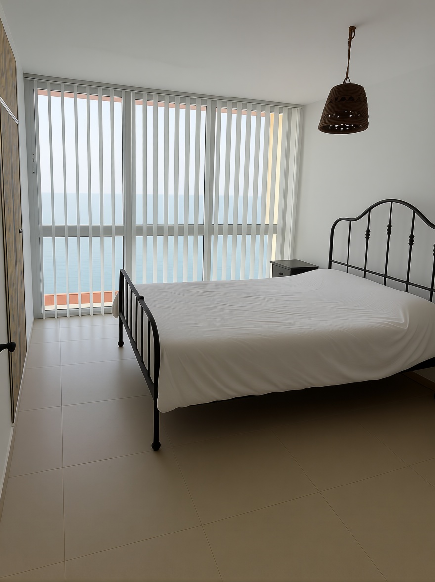 Appartement en première ligne de plage à Es Castell — Chambre