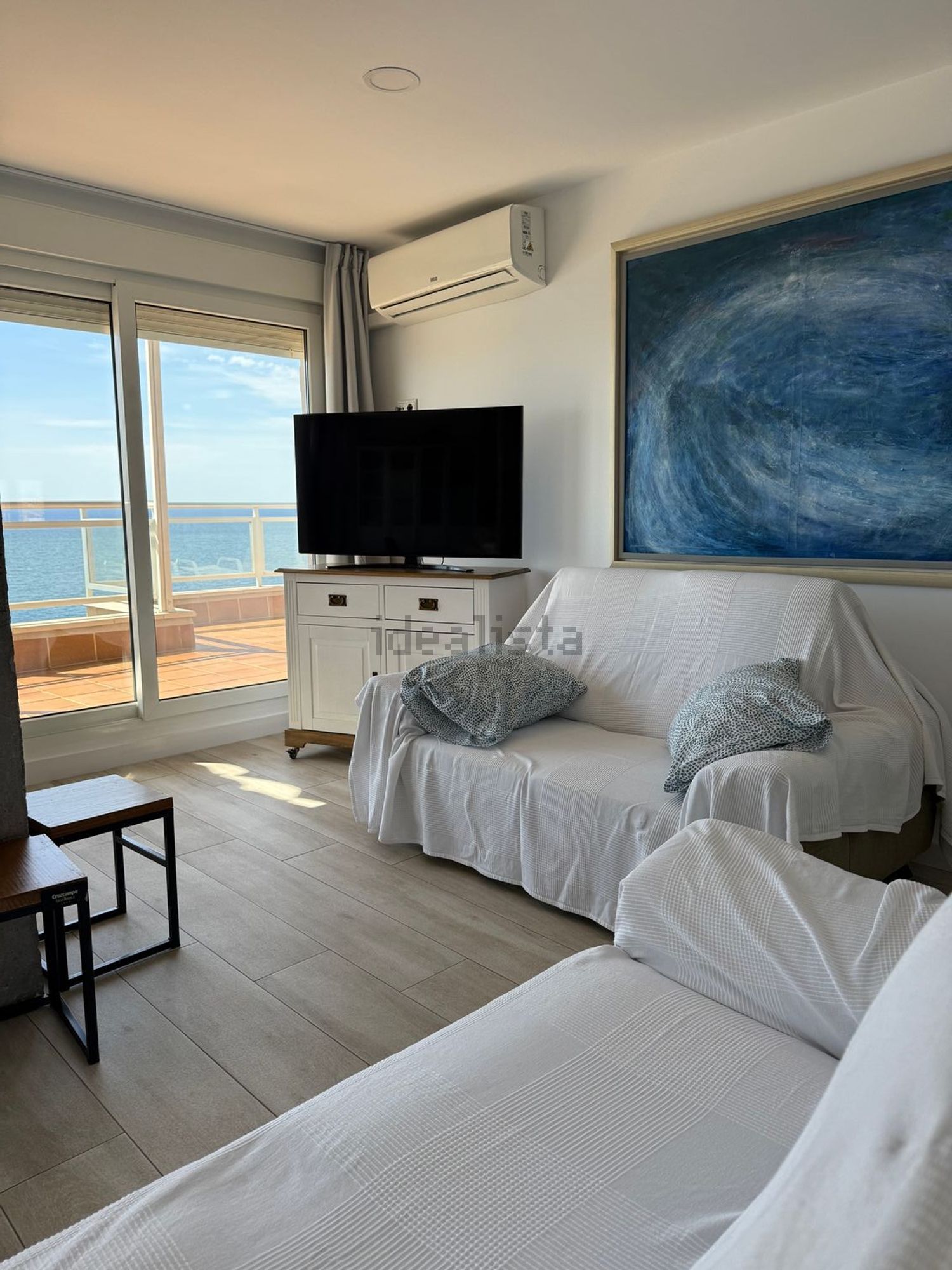 Ático en primera línea de mar en Almería — Salón
