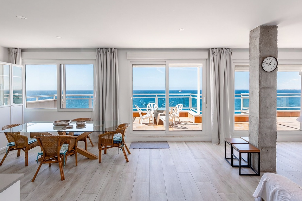 Ático en primera línea de mar en Almería
