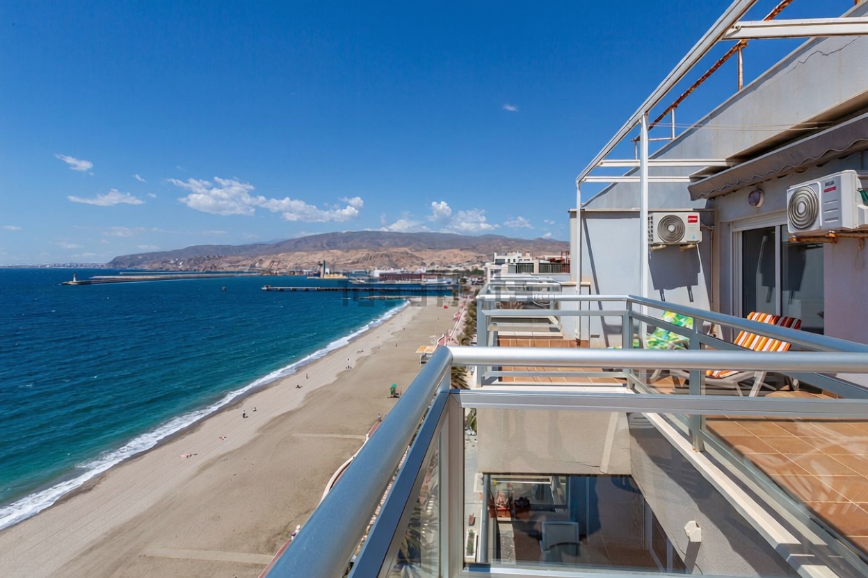 Ático en primera línea de mar en Almería — Vista mar