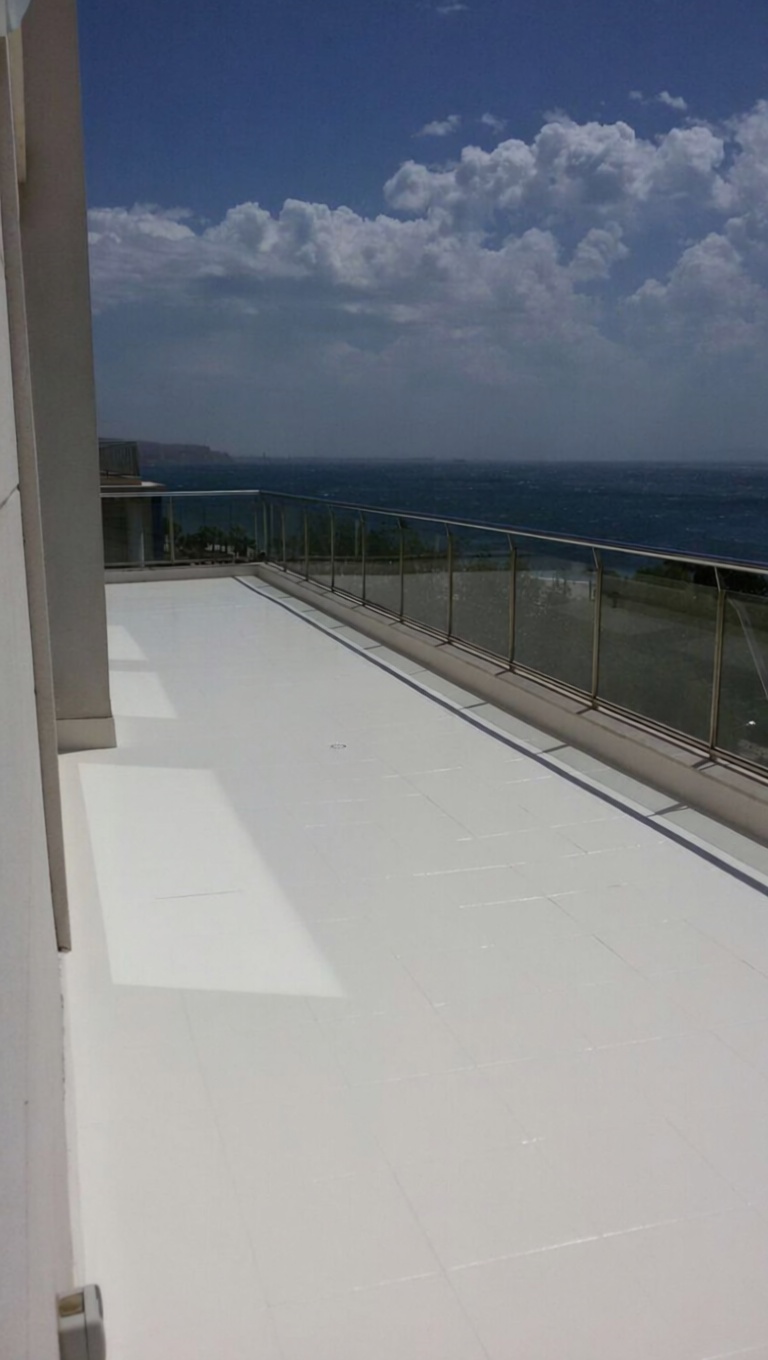 Ático en primera línea de mar en Roquetas de Mar — Baño