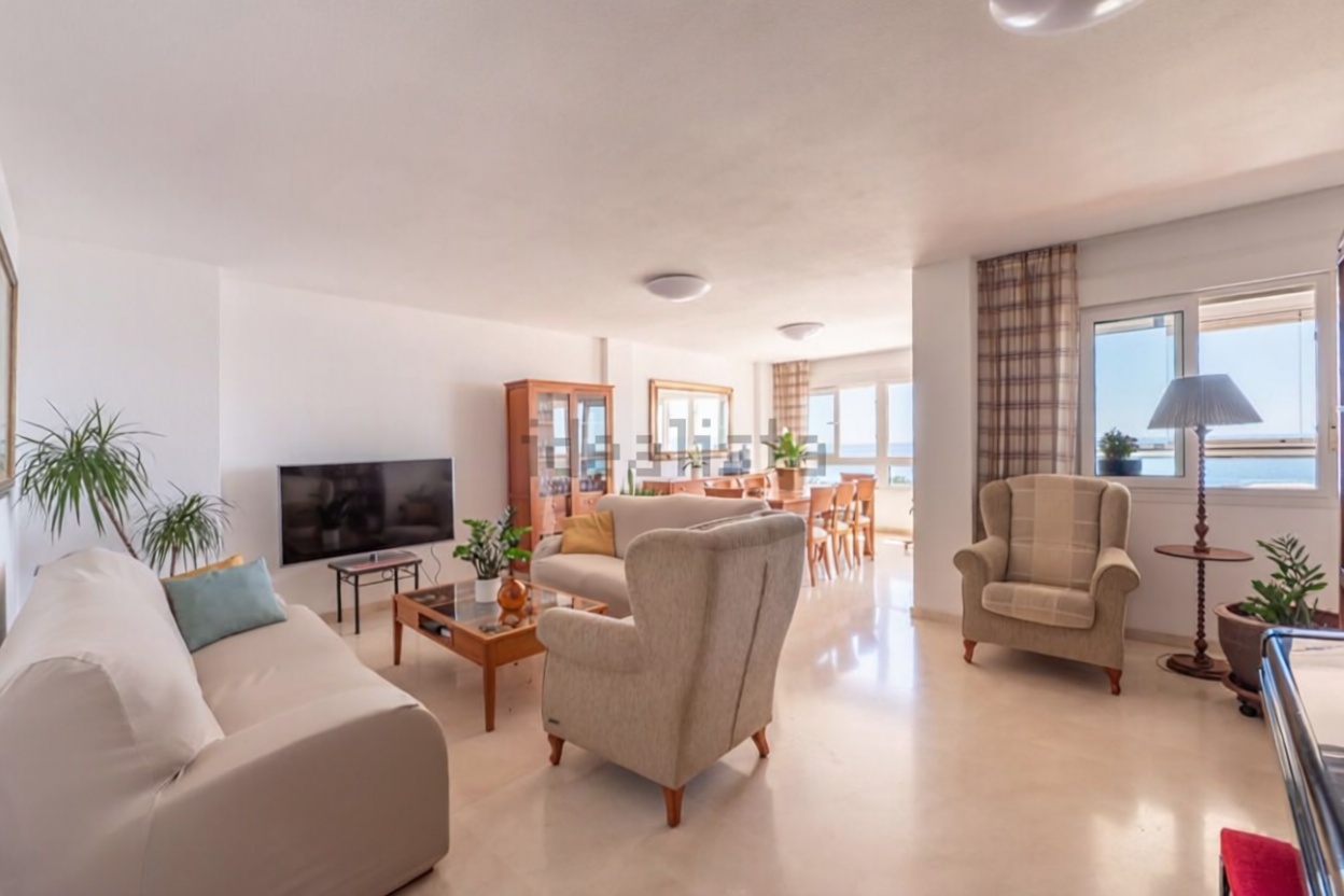 Appartement en première ligne de plage à Roquetas de Mar — Séjour