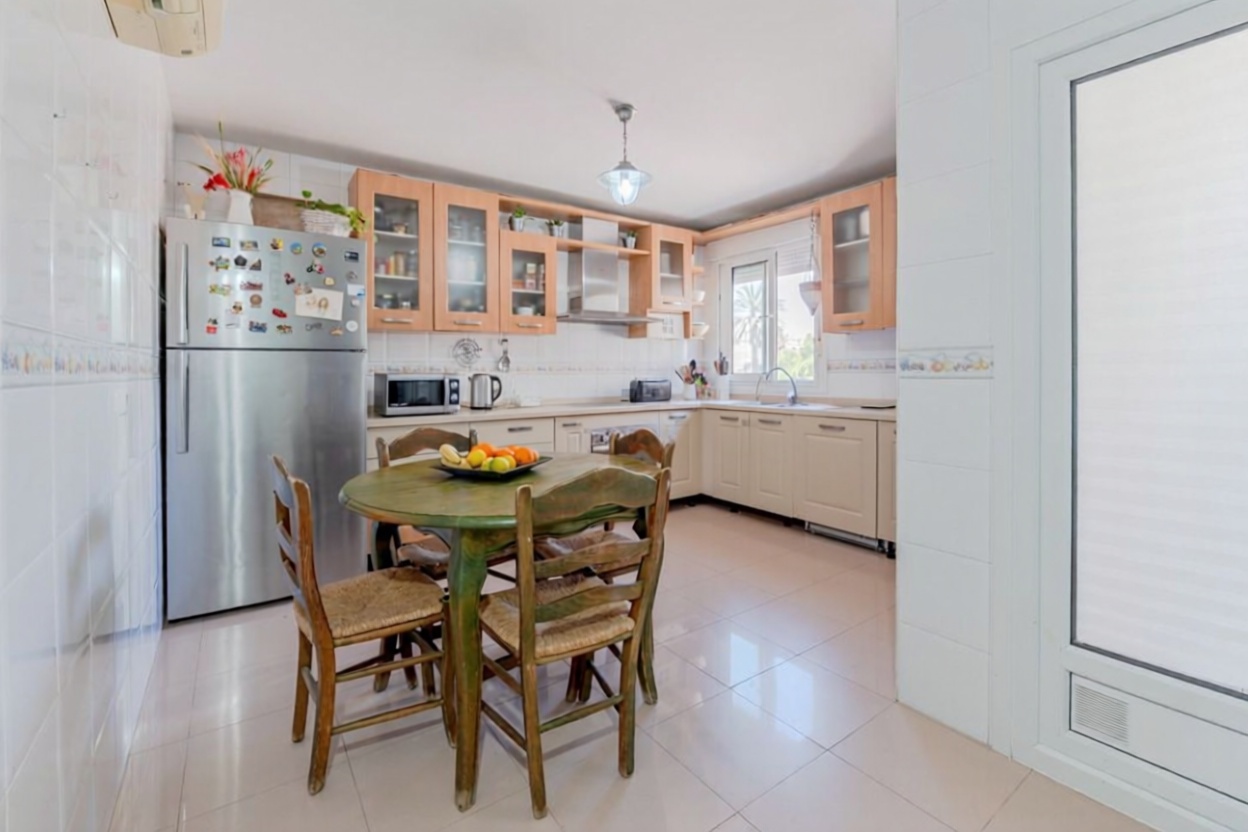 Appartement en première ligne de plage à Roquetas de Mar — Cuisine