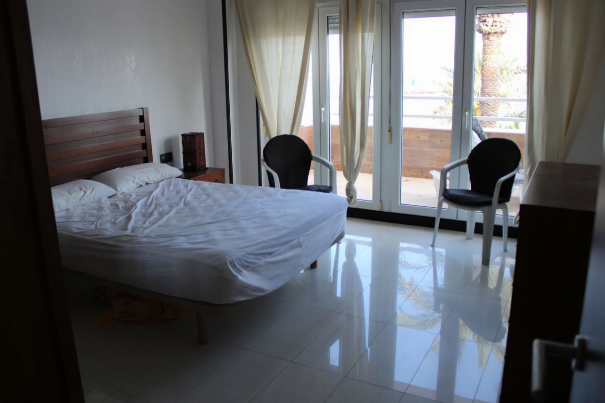 Appartement en première ligne de plage à Roquetas de Mar — Chambre