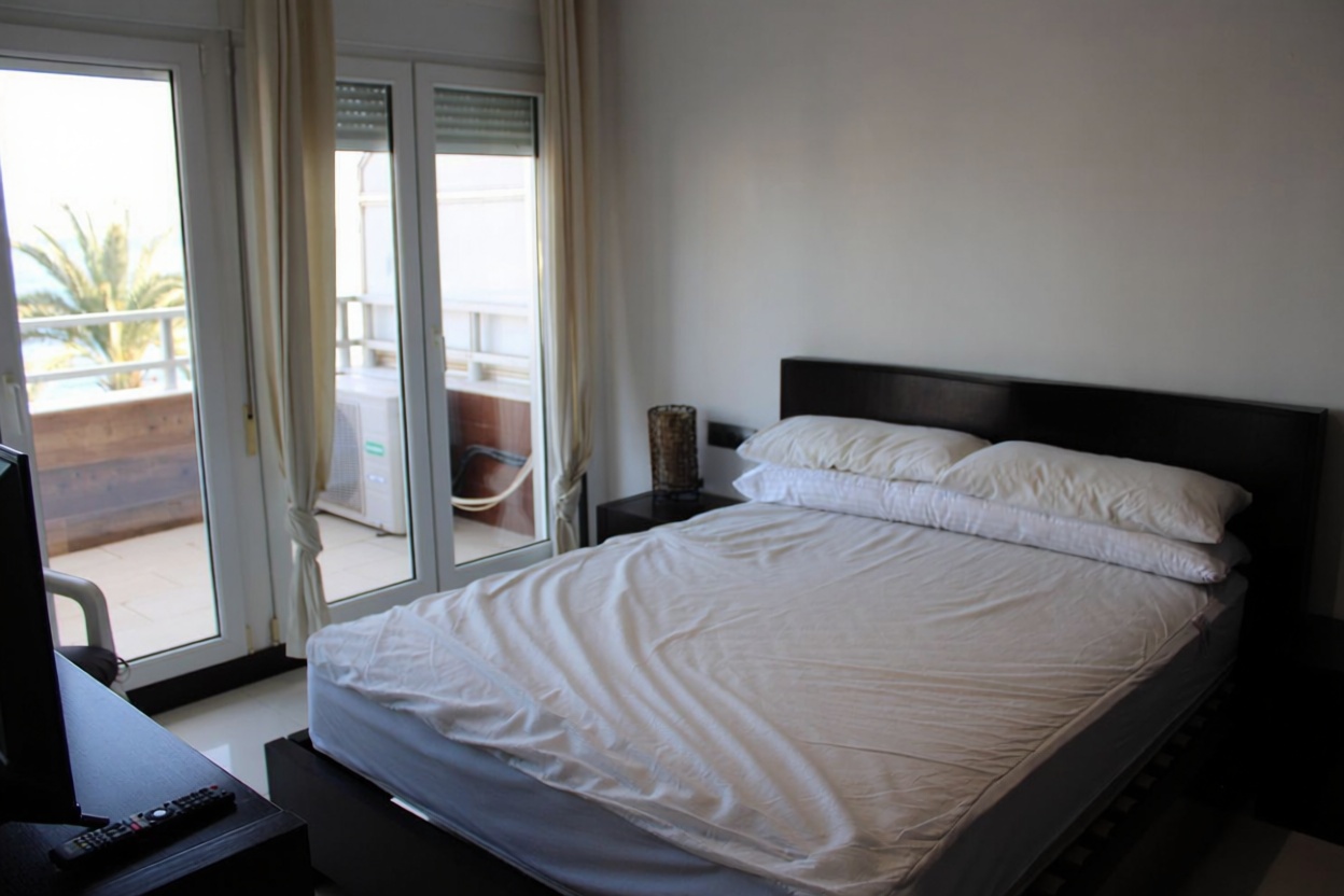 Appartement en première ligne de plage à Roquetas de Mar — Chambre