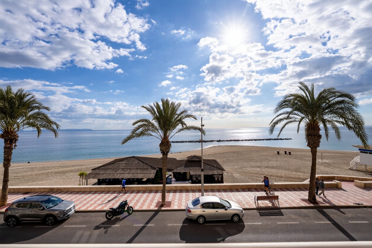 Appartement en première ligne de plage à Roquetas de Mar — Vue mer