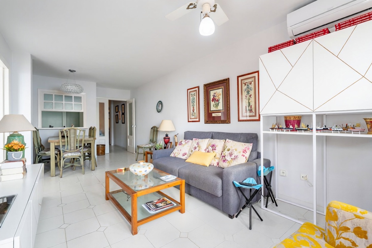 Appartement en première ligne de plage à Roquetas de Mar — Séjour