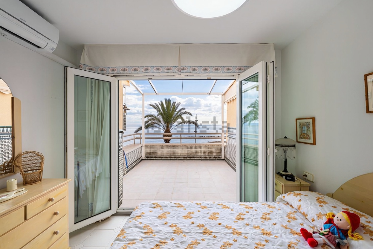 Appartement en première ligne de plage à Roquetas de Mar — Chambre