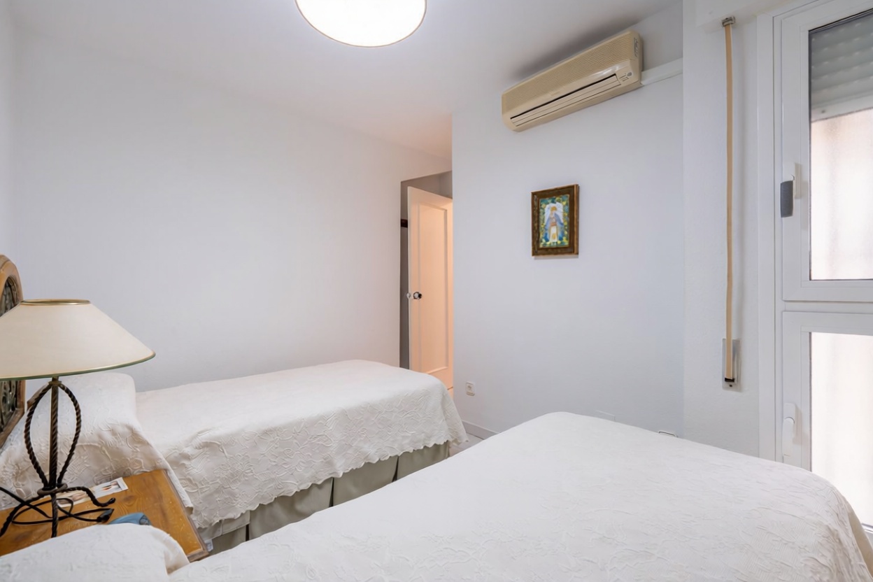 Appartement en première ligne de plage à Roquetas de Mar — Chambre