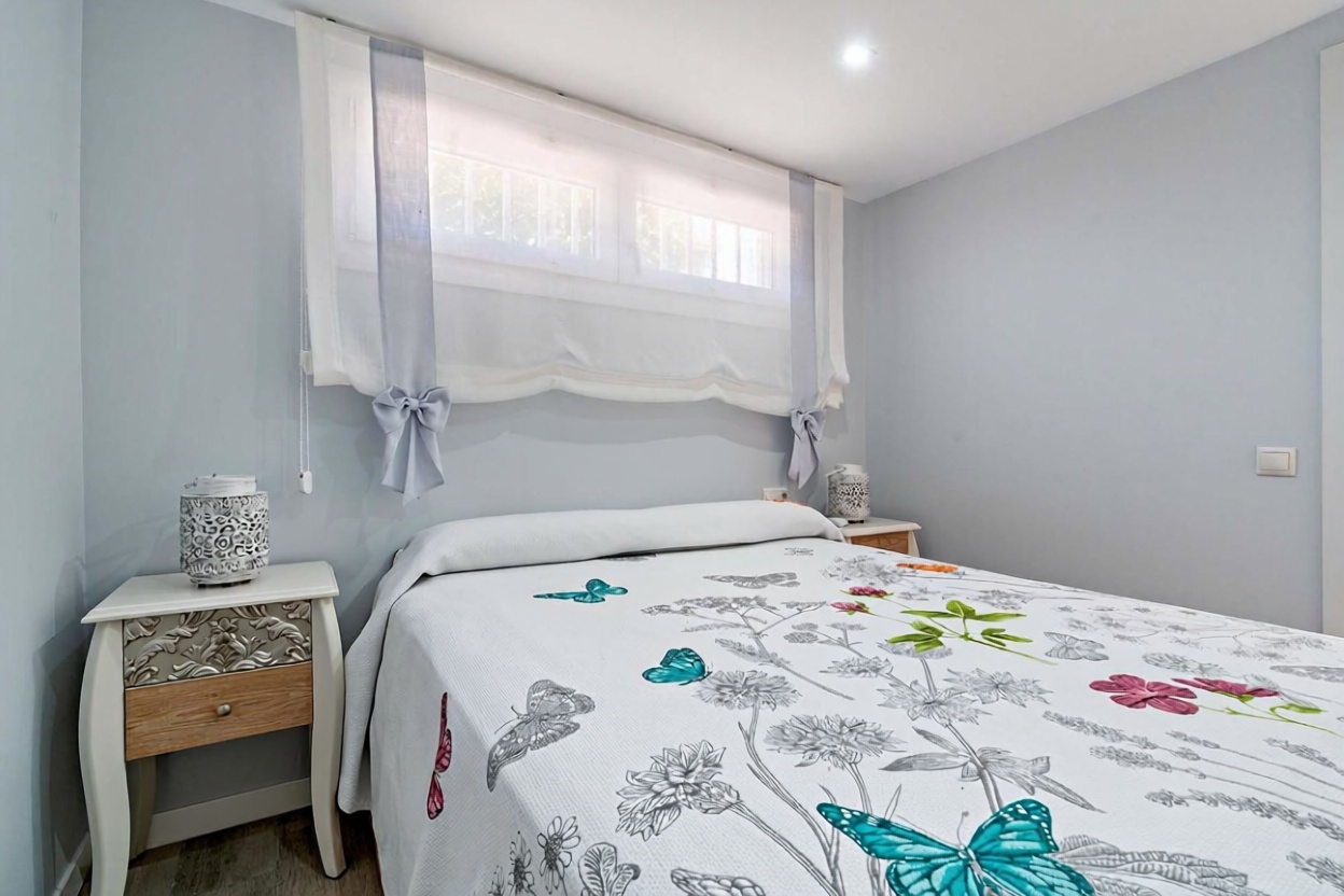 Piso en primera línea de playa en Roquetas de Mar — Dormitorio