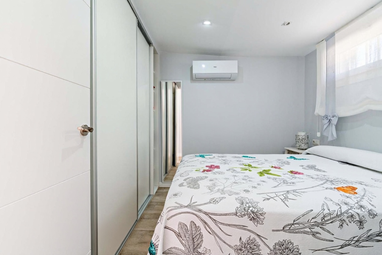 Piso en primera línea de playa en Roquetas de Mar — Dormitorio