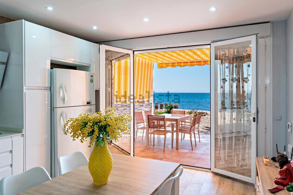 Piso en primera línea de playa en Roquetas de Mar — Cocina