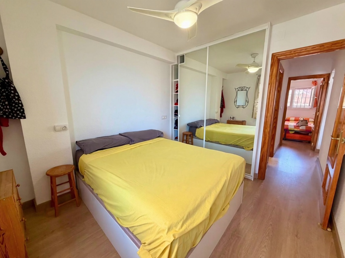 Apartamento em primeira linha de praia em Roquetas de Mar — Quarto