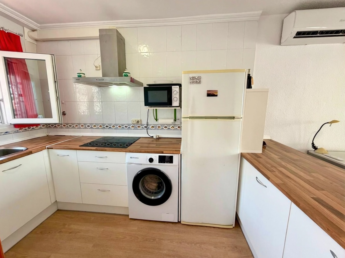 Apartamento em primeira linha de praia em Roquetas de Mar — Cozinha