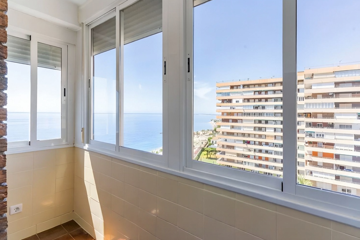 Piso en primera línea de playa en Roquetas de Mar — Salón